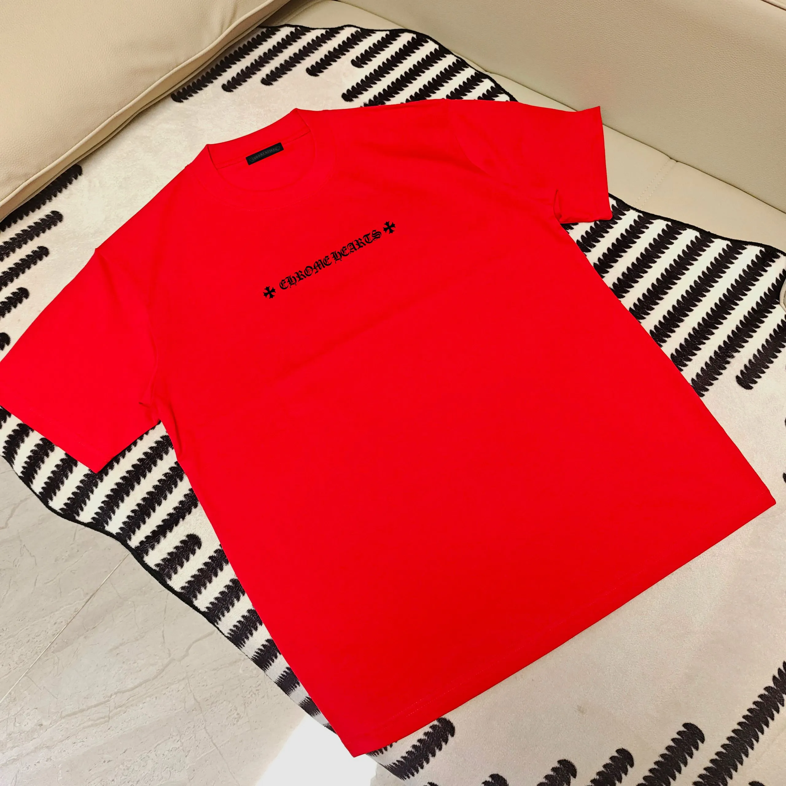 🅿️190 Croix Heart🔥🔥4050 new spring and summer fashionable round neck short sleeves👍high-end customized versatile style! It is more practical and can be easily controlled by anyone 🔥Made from 95% cotton + 5% Tencel 🔥fabric, it feels very nice, does not cause pilling, and does not deform. It is luxurious and classic 🐮logo design, very classy 👍A must buy for those who know the goods! The cut is a loose fit, suitable for both men and women! It shows your aura and also highlights your sophistication. This is its uniqueness. The effect on the upper body is very good. Size: S-XXL ⚠️Reference (model trying on, height 173cm, weight 145kg, wearing size L), can wear up to 200kg.